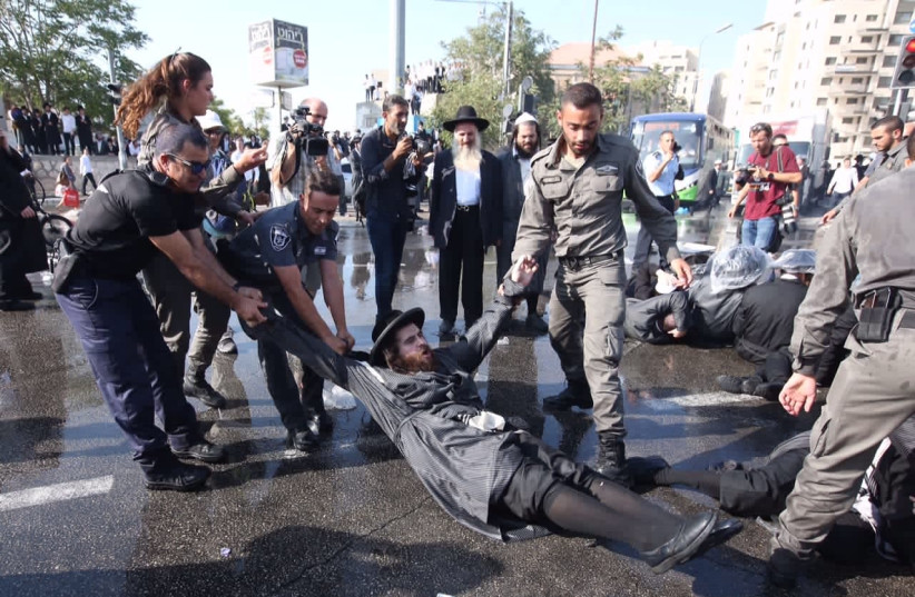 Israeli police disperse an ultra-Orthodox anti-conscription protest in Jerusalem on September 17, 2017.  (photo credit: MARC ISRAEL SELLEM)