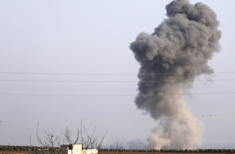 LA FUMÉE MONTE à cause des frappes d'artillerie près d'Afrin.  (crédit : Reuters)