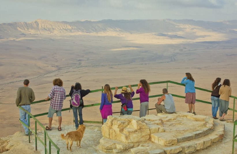 Visitors gaze down into the Ramon Crater, 85 km. south of Beersheba (photo credit: DAFNA TAL/TOURISM MINISTRY)