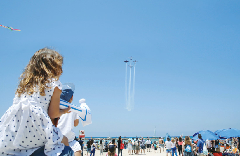 Israelis watching the IAF Independence Day show on the Tel Aviv beach  (photo credit: REUTERS)