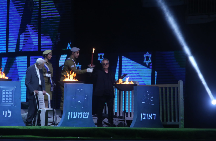 Shlomo Artzi at the torch light ceremony in Har Hertzel, April 18, 2018 (photo credit: MARC ISRAEL SELLEM)