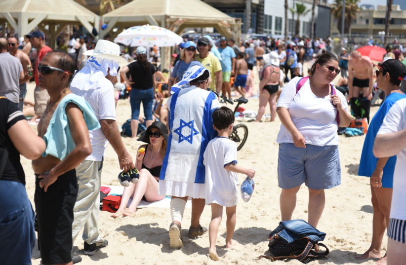 Israelis gather at Tel Aviv's beaches to watch Israel's annual Independence Day airshow, April 19, 2018 (photo credit: KOBI RICHTER/TPS)