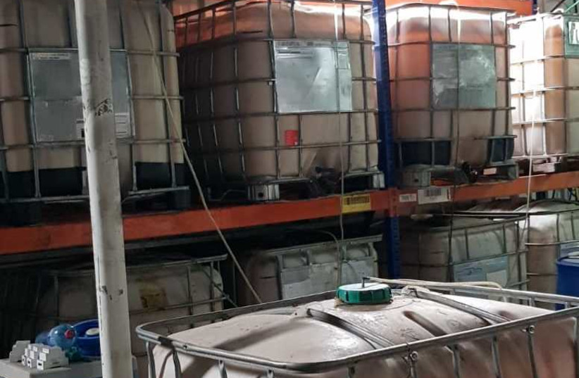Factory producing illegal alcohol in central Israel (credit: POLICE SPOKESPERSON'S UNIT)
