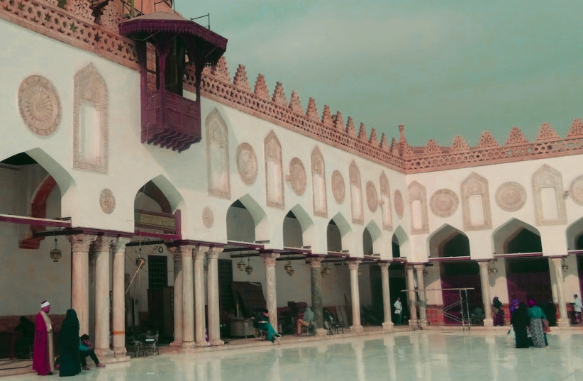 Mosquée Al-Azhar, fondée par le conquérant fatimide Gwahar al-Siqilli en 970. Herz a ouvert les arcades murées entourant la cour (crédit photo: GUNDULA MADELEINE TEGTMEYER)