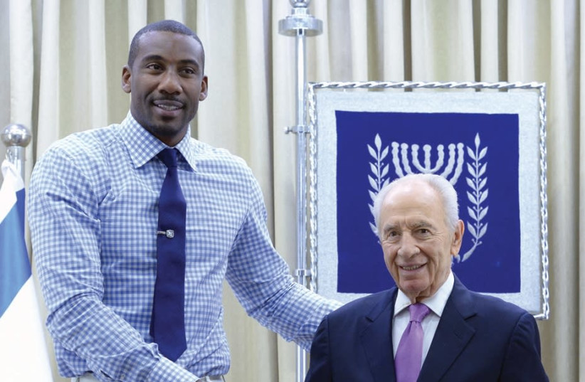 Amar'e Stoudemire meets president Shimon Peres at his official residence in Jerusalem in 2013 (photo credit: MARC NEYMAN/GPO)