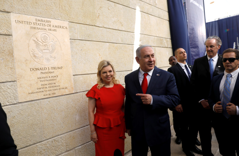 Israeli Prime Minister Benjamin Netanyahu and his wife Sara Netanyahu stand next to the dedication plaque of the US embassy in Jerusalem, May 14, 2018. (photo credit: REUTERS/Ronen Zvulun)