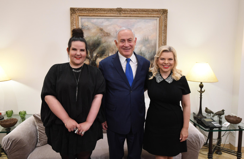 Netta Barzilai (L) poses for a photo with Prime Minister Benjamin Netanyahu (C) and Sara Netanyahu (R), May 16th, 2018, (photo credit: HAIM ZACH/GPO)