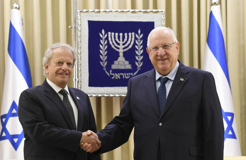  Dr. Alvin J. Schonfeld, Grenada’s first ambassador to Israel, shakes hands with President Reuven Rivlin, July 2, 2018 (photo credit: Mark Neiman/GPO)