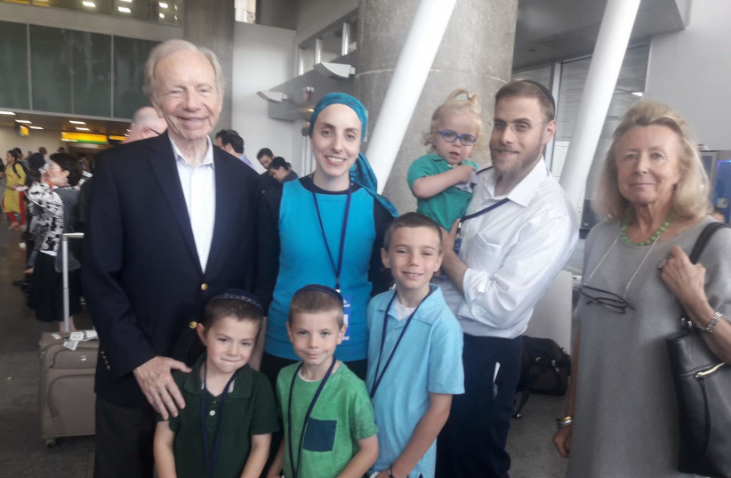 Sentaor Joe Liberman and his daughter Hana Lowenstein in Ben-Gurion airport, July 25, 2018 (photo credit: TAMARA ZIEVE)