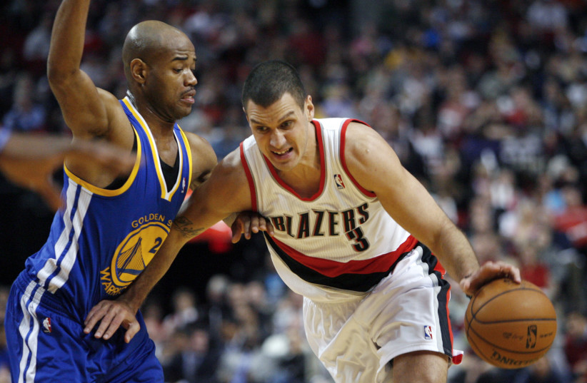 Portland Trail Blazers shooting guard Sasha Pavlovic (3) drives against Golden State Warriors point guard Jarrett Jack (2) during the first half of their NBA basketball game in Portland, Oregon, April 17, 2013 (photo credit: STEVE DIPAOLA/REUTERS)