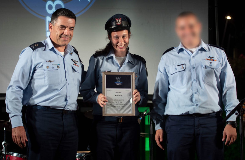 Captain Or Na'aman receives an award for her battalion's achievements, August 8 2018 (photo credit: IDF SPOKESMAN’S UNIT)