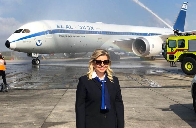 Sara Netanyahu poses in front of a 'retro' El Al plane, August 14, 2018 (photo credit: EL AL)