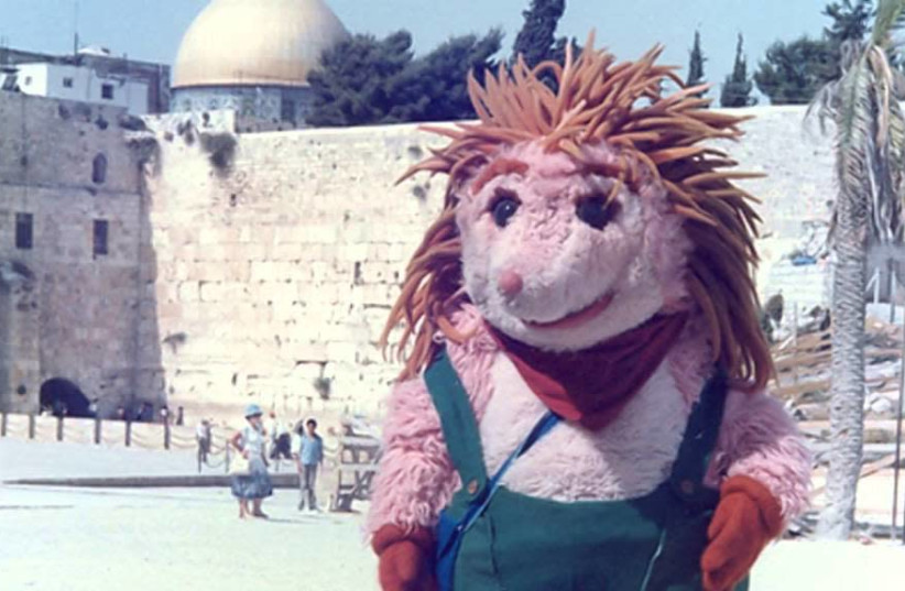 Kippi Ben Kippod in front of the Western Wall (photo credit: IETV)