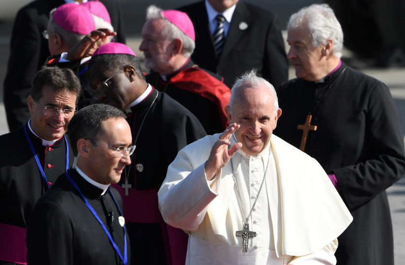 Paus tiba di Irlandia yang berubah saat krisis pelecehan berkecamuk