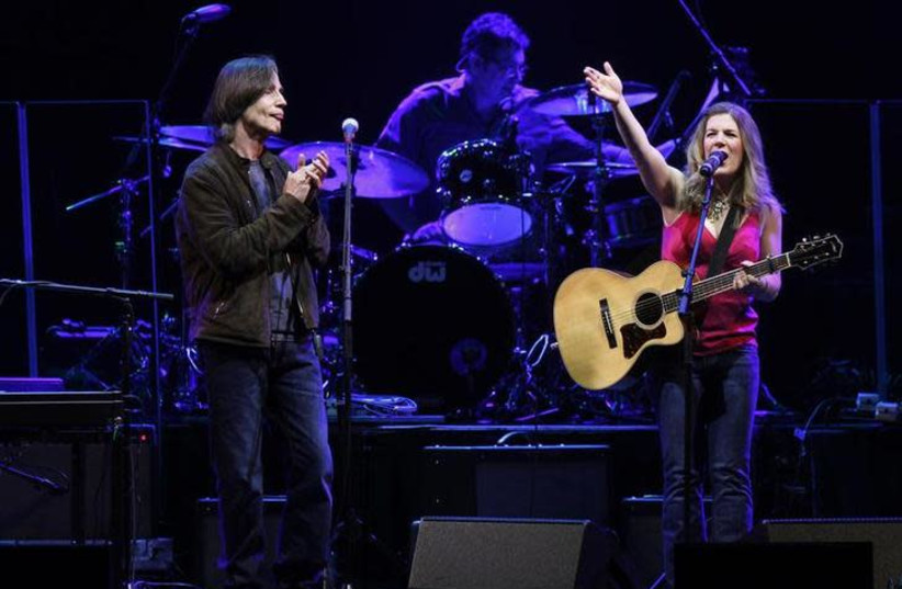 Music artist Jackson Browne (L) and Dar Williams perform during The Community Foundation For Southern Arizona's Fund For Civility, Respect, And Understanding benefit concert in Tucson, Arizona March 10, 2011 (photo credit: JOSHUA LOTT/REUTERS)