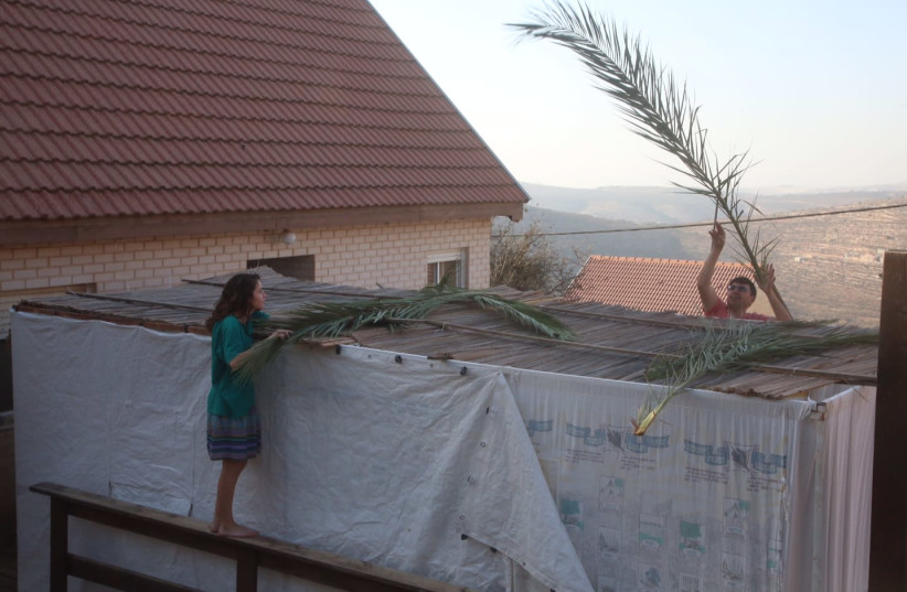 Building a sukkah in Ma'aleh Levona (photo credit: MARC ISRAEL SELLEM/THE JERUSALEM POST)