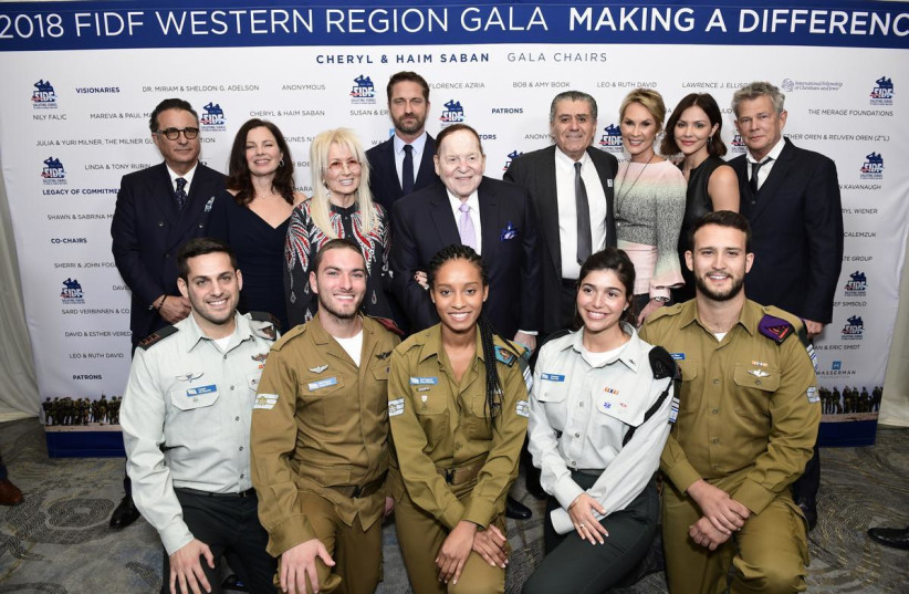 (From left to right) Andy Garcia, Fran Drescher, Dr. Miriam Adelson, Gerard Butler, Sheldon G. Adelson, Haim and Cheryl Saban, Katharine McPhee, David Foster with IDF Soldiers at the FIDF Western Region Gala (photo credit: SHAHAR AZRAN)
