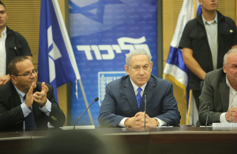 Prime Minister Benjamin Netanyahu (C) receives applause at a weekly faction meeting, November 19th, 2018 (photo credit: MARC ISRAEL SELLEM/THE JERUSALEM POST)