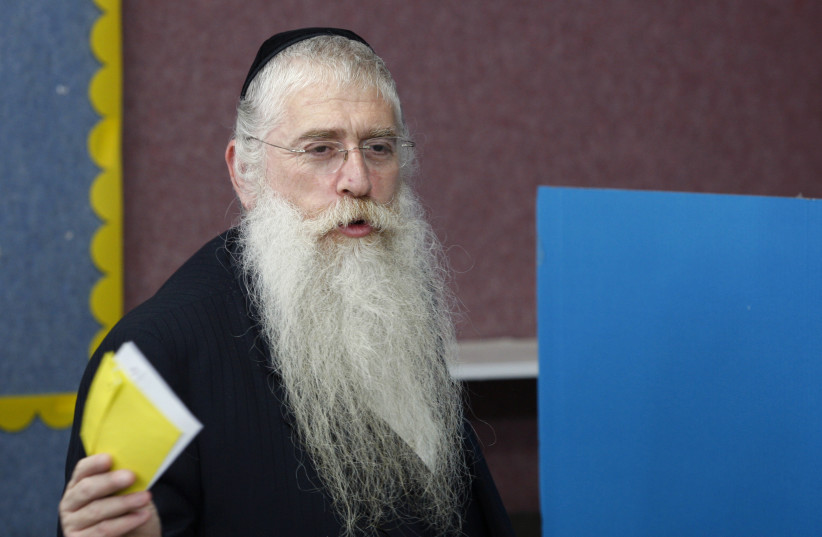 Rabbi Meir Porush picks his ballot for the mayoral election in Jerusalem November 11, 2008. (photo credit: REUTERS/GIL COHEN MAGEN)