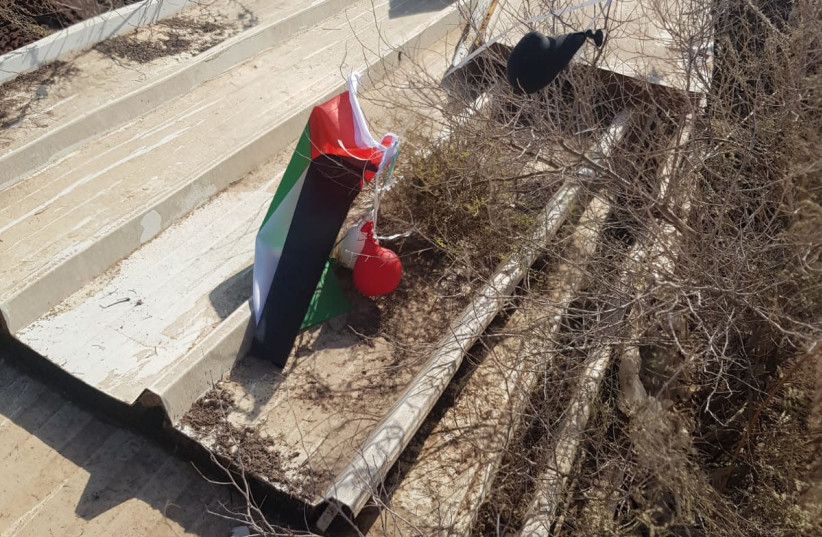 Police investigate balloon with Palestinian flag attached. (photo credit: POLICE SPOKESPERSON'S UNIT)