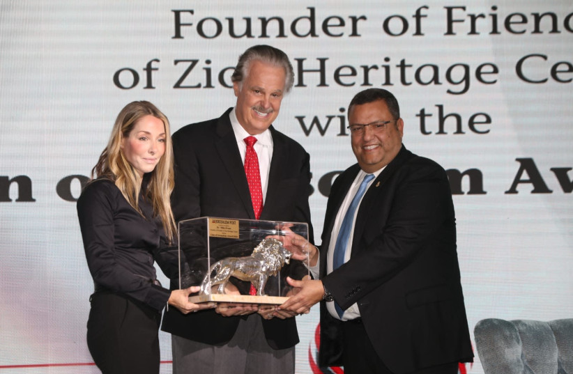 Mike Evans received the Jerusalem Post’s “Lion of Jerusalem” award by its CEO Ronit Hasin-Hochman and the city’s new mayor, Moshe Lion in The Jerusalem Post Diplomatic Conference on November 21, 2018 (photo credit: YOSSI ZAMIR)