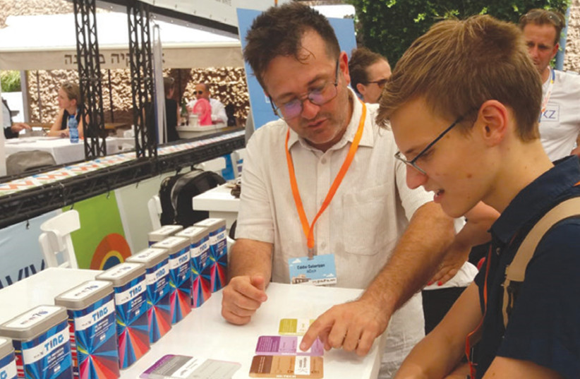 Guests are shown what the games are all about at the DLD Innovation Festival (photo credit: GALORIAN CREATIONS)