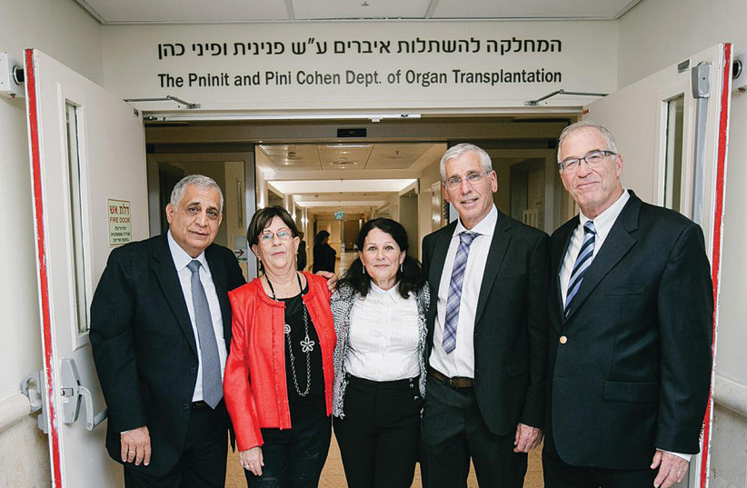 Prof. Ehud Davidson, director-general of Clalit Health Services; Dr. Eran Halpern, director of Beilinson; donors Pninit and Pini Cohen; and Eitan Mor, director of the transplant department. (photo credit: Courtesy)