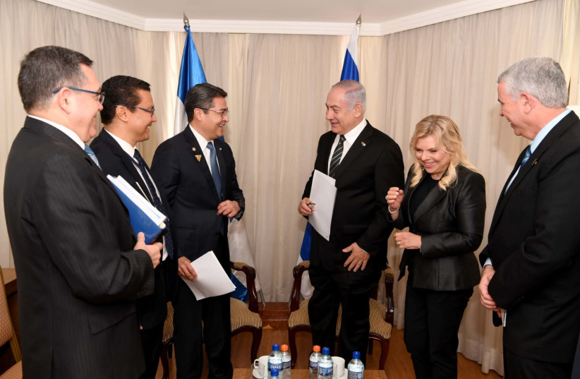 PM Netanyahu in a tripartite meeting with Mike Pompeo and Honduran President Hernandes. (photo credit: AVI OHAYON - GPO)