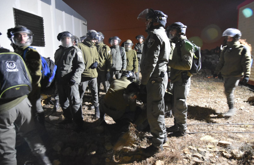 Border Police evacuate the illegal Amona outpost (photo credit: TPS)