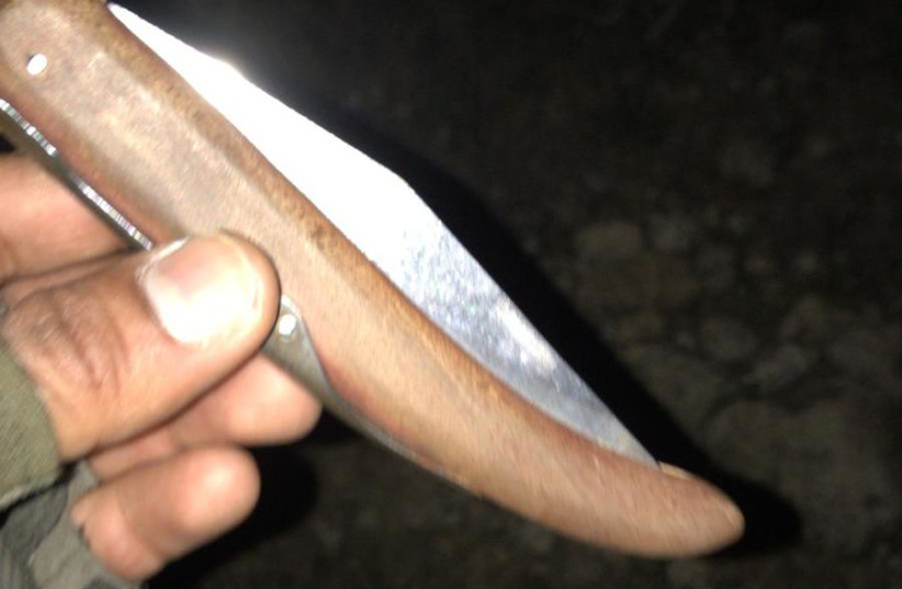 Border Police arrested a young Palestinian and found a knife on his person   (photo credit: POLICE SPOKESPERSON'S UNIT)