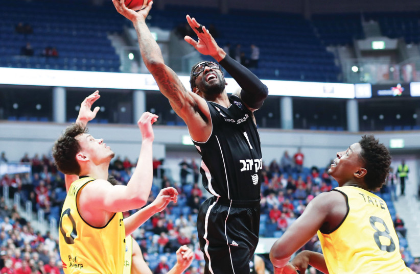 HAPOEL JERUSALEM big man Amar’e Stoudemire splits a pair of Antwerp Giants defenders for two of his 18 points in Jerusalem’s 92-72 home victory over Antwerp on Wednesday night in Champions League Group C action (photo credit: DANNY MARON)