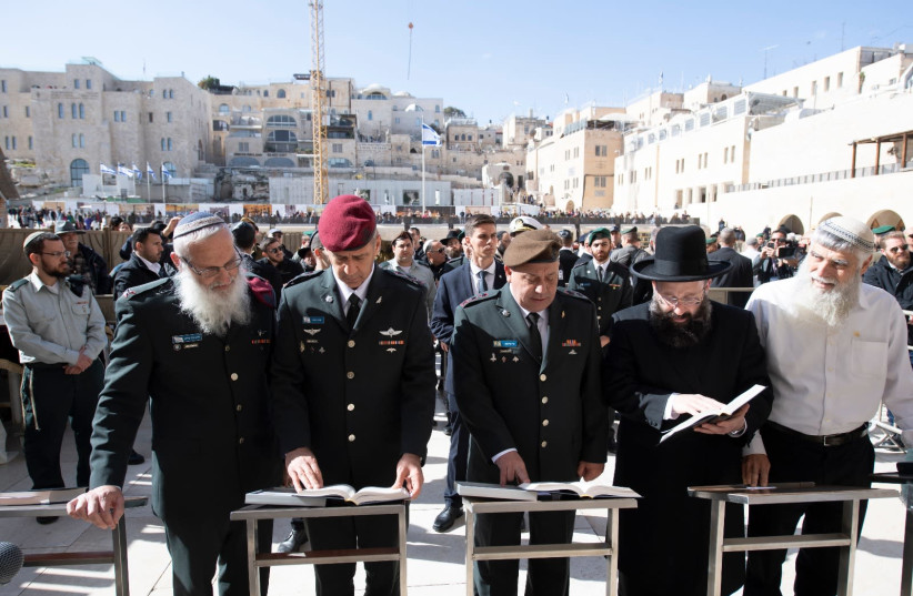 Incoming Maj. Gen. Aviv Kochavi (C-L) and  outgoing Maj. Gen. Gadi Eisenkot (C-R) pray at the Western Wall after a ceremonious transfter of power between the two, January 15th, 2019 (photo credit: IDF SPOKESPERSON'S UNIT)
