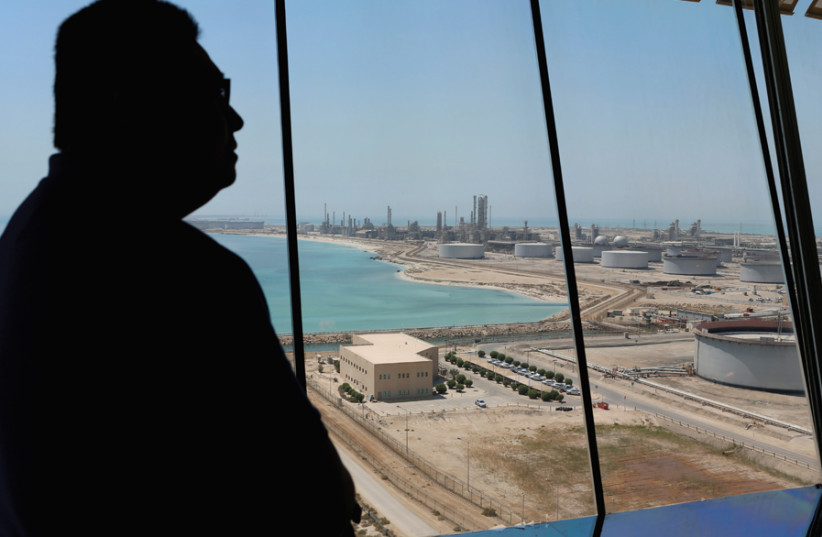 AN ARAMCO employee looks over the company’s Ras Tanura oil refinery and oil terminal in Saudi Arabia on May 2. (photo credit: REUTERS)