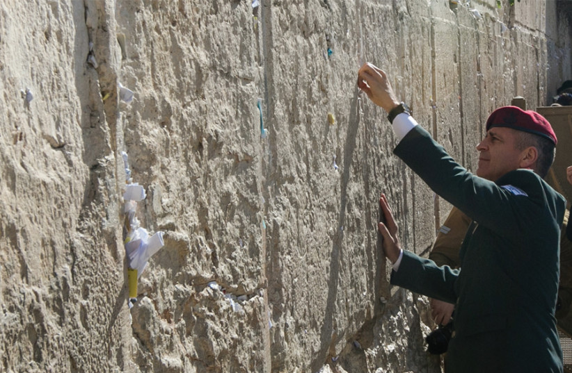 Lt.-Gen. Aviv Kochavi, places a note in the Western Wall (photo credit: MARC ISRAEL SELLEM)