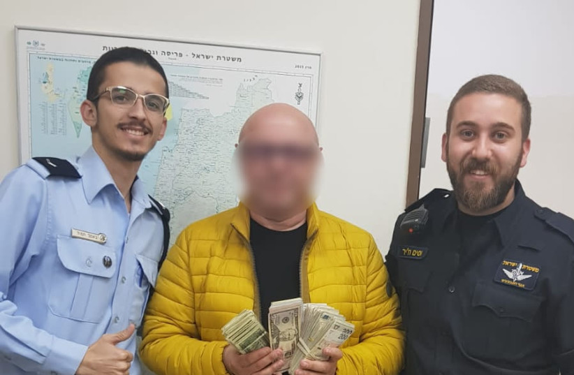 Police return stolen money to tourist before flight. (photo credit: POLICE SPOKESPERSON'S UNIT)