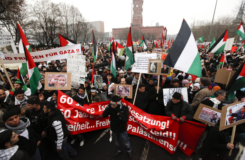 Demonstrators take part in a pro-Palestine march in Berlin January 10, 2009. More that 6000 people shouted anti-Israel slogans to protest against the air strikes and the military action in the Gaza Strip, police said on Saturday (photo credit: REUTERS/PAWEL KOPCZYNSKI)