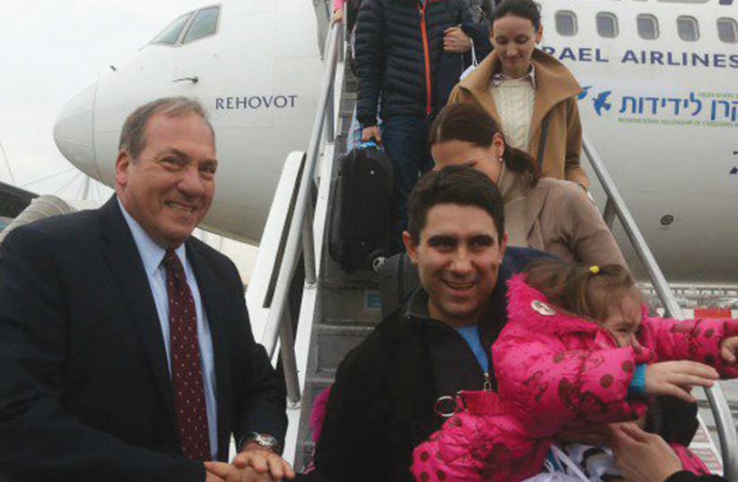 Rabbi Yehiel Eckstein greets arrivals on a 2015 Fellowship-funded aliyah flight. (photo credit: MARC ISRAEL SELLEM)