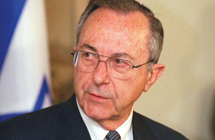 Then-defense minister Moshe Arens answers a reporter’s question during a press conference with Secretary of Defense William S. Cohen in the Pentagon on April 27, 1999 (photo credit: Wikimedia Commons)