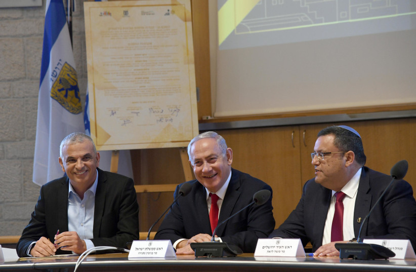 Prime Minister Benjamin Netanyahu, Finance Minister Moshe Kahlon and Mayor of Jerusalem Moshe Lion sign a housing agreement, 2019. (photo credit: CHAIM TZACH/GPO)