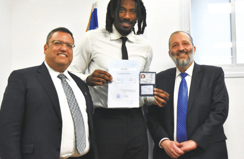 AMAR’E STOUDEMIRE (center) poses with his brand-new Teudat Zeut, while being surrounded by Jeruslem Mayor Moshe Lion (left) and Interior Minister Arye Deri after being granted citizenship on Wednesday (photo credit: DOV HALICKMAN PHOTOGRAPHY/COURTESY)