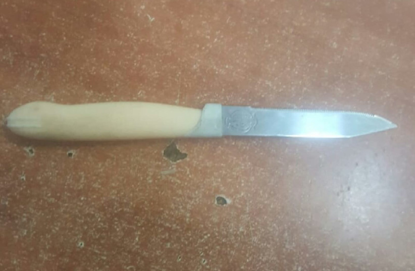 The knife carried by the woman who attempted to commit a terror stabbing attack in Hebron (photo credit: POLICE SPOKESPERSON'S UNIT)