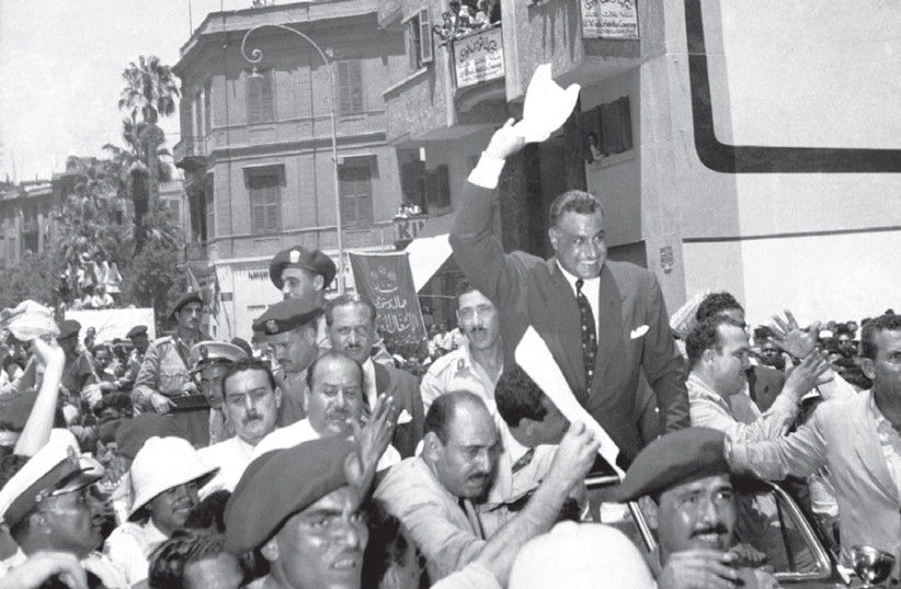 Pada saat itu seorang wanita berteriak dari balkon, “Kakh l'Natzer!”' – “Demikian juga untuk Perdana Menteri Mesir Gamal Abdel Nasser,” digambarkan sedang bersorak di Kairo setelah mengumumkan Perusahaan Terusan Suez, 1 Agustus 1956).  (kredit: Wikimedia Commons)