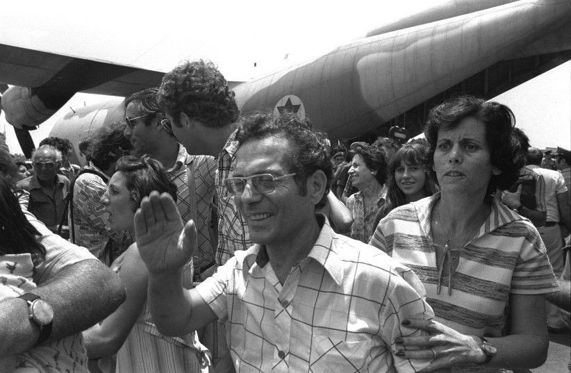 Air France hostages who were rescued from Entebbe Airport in 1975. The pilot of the plane, Michel Bacos (not pictured), died at the age of 95 on March 25th, 2019 (credit: GPO FLICKR/WIKIMEDIA COMMONS)