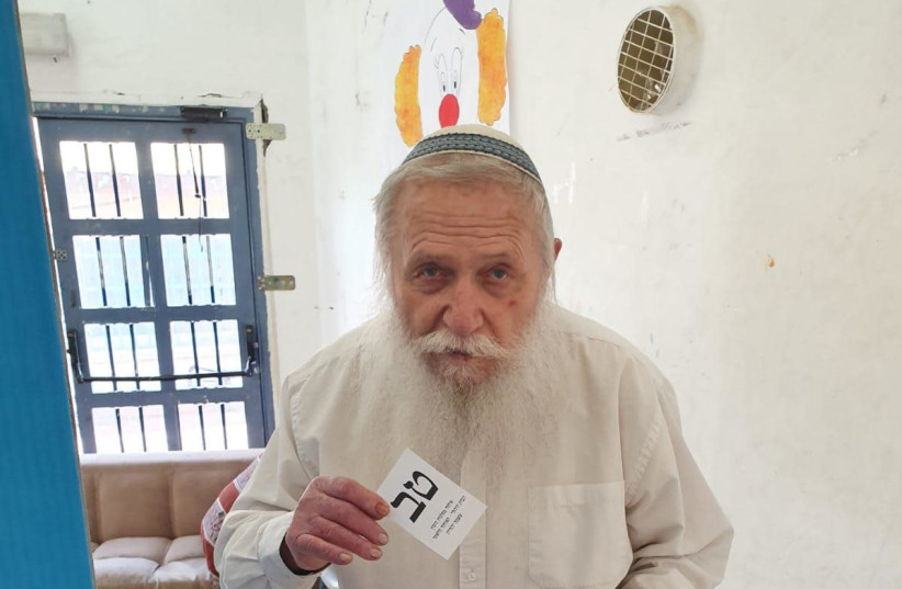 Rabbi Druckman voting (photo credit: Courtesy)