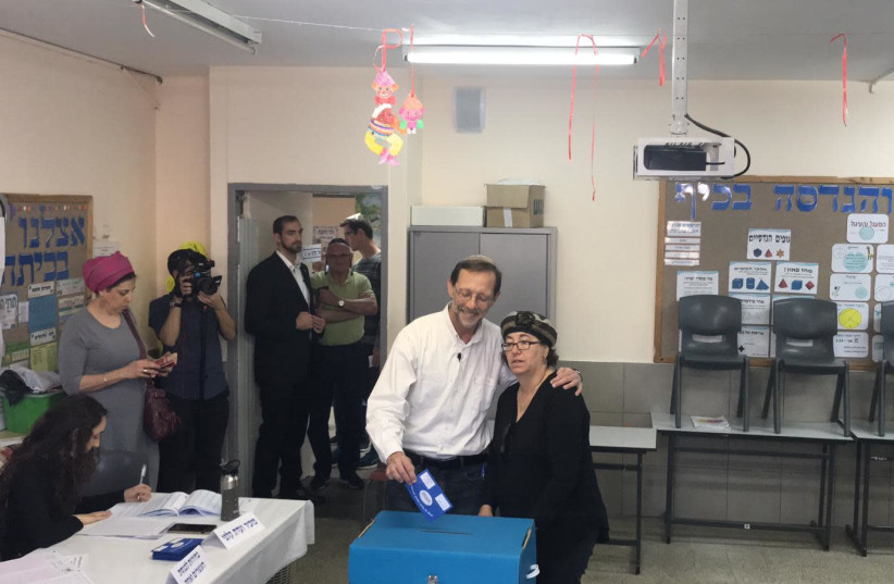 Moshe Feiglin voting his wife (photo credit: Courtesy)