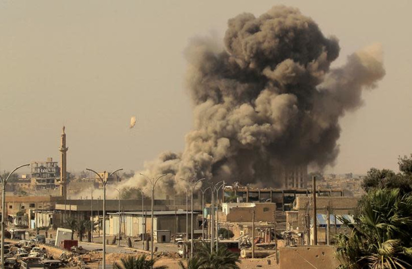 La fumée monte après une frappe aérienne lors de combats entre des membres des Forces démocratiques syriennes et des militants de l'État islamique à Raqqa, en Syrie (Crédit photo: REUTERS / ZOHRA BENSEMRA)