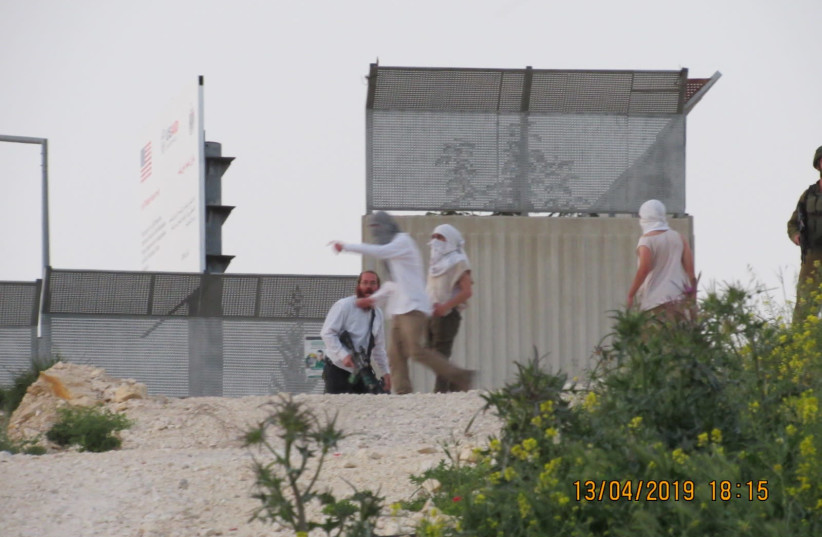 Settlers throw stones at Urif (credit: B'TSELEM/'ADEL 'AMER)