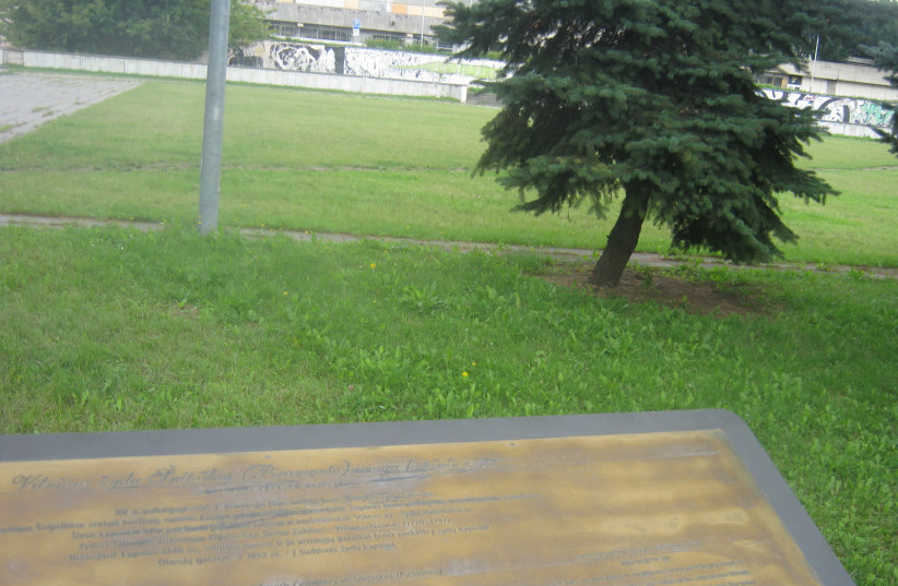Site of the old Vilnius Jewish cemetery in Snipiskes (Piramont) outside the Vilnius Sports Palace, August 15, 2012 (photo credit: Wikimedia Commons)