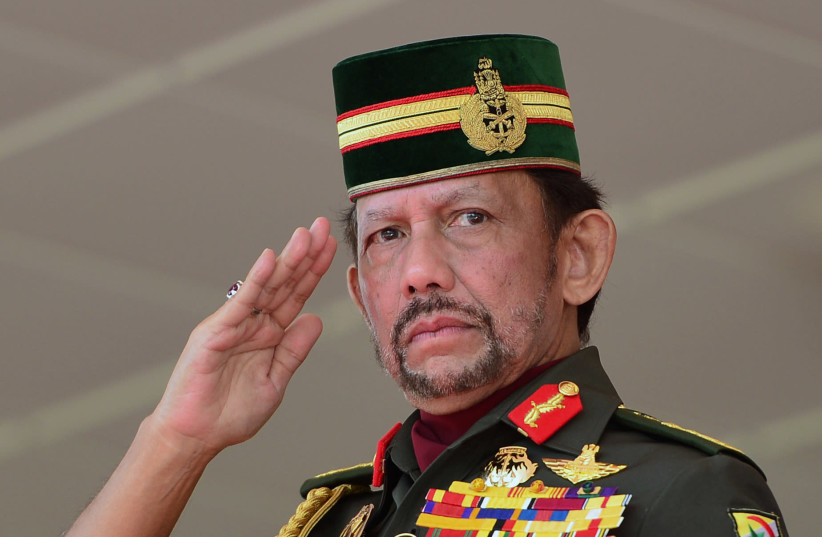 Brunei's Sultan Hassanal Bolkiah salutes during the 34th National Day celebrations in Bandar Seri Begawan, Brunei February 24, 2018 (photo credit: REUTERS/AHIM RANI)