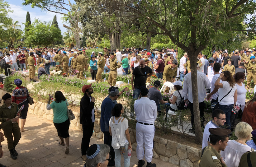 Memorial Day in Kiryat Shaul cemetery north of Tel Aviv on May 8th, 2019 (credit: ANNA AHRONHEIM)